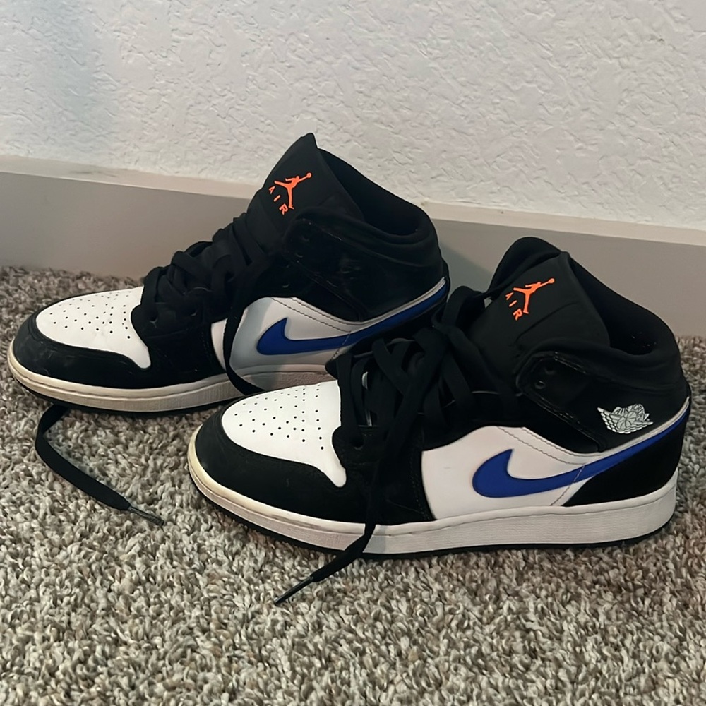 Boys grade school rare to find AF Jordan 1’s size 5.5.